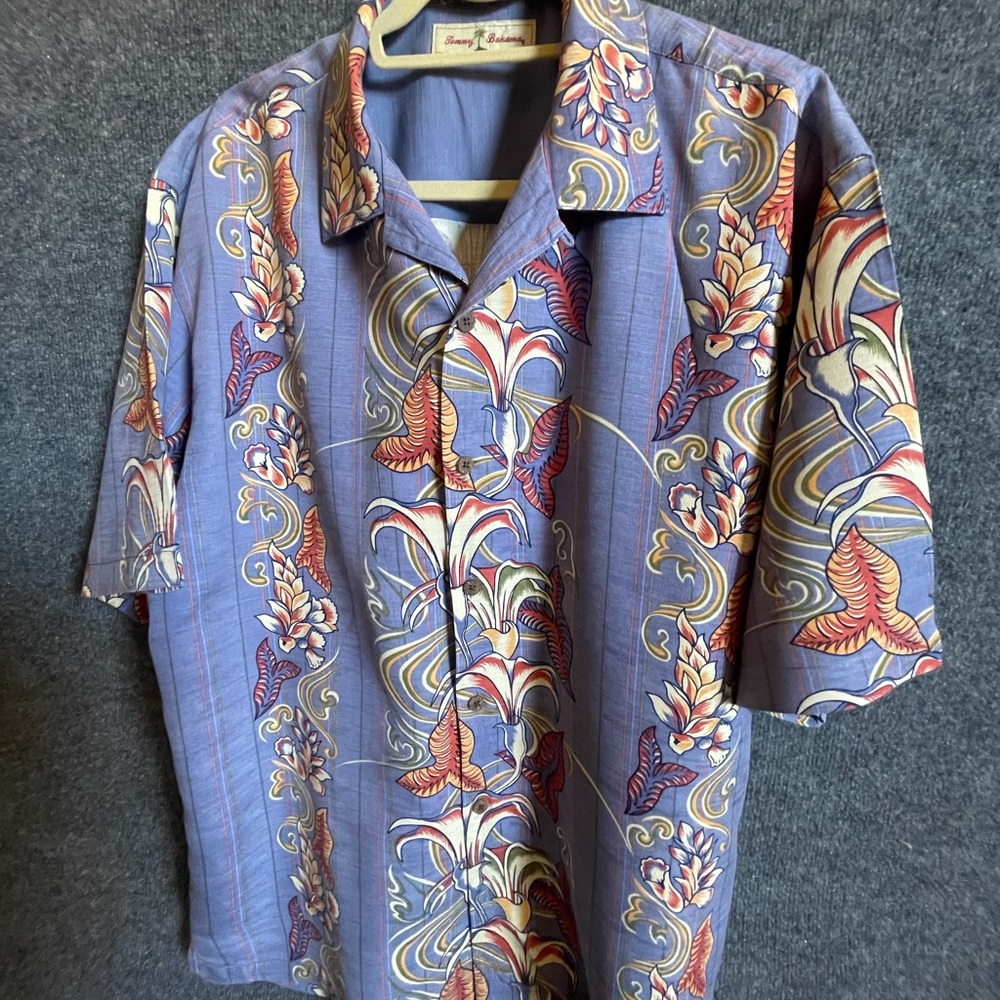 Tommy Bahama 100% Silk  Casual Button Down Shirt Blue and Red size Large